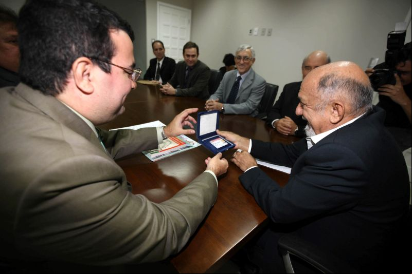 notícia: Simão Jatene recebe distinção do Grêmio Literário e Recreativo Português