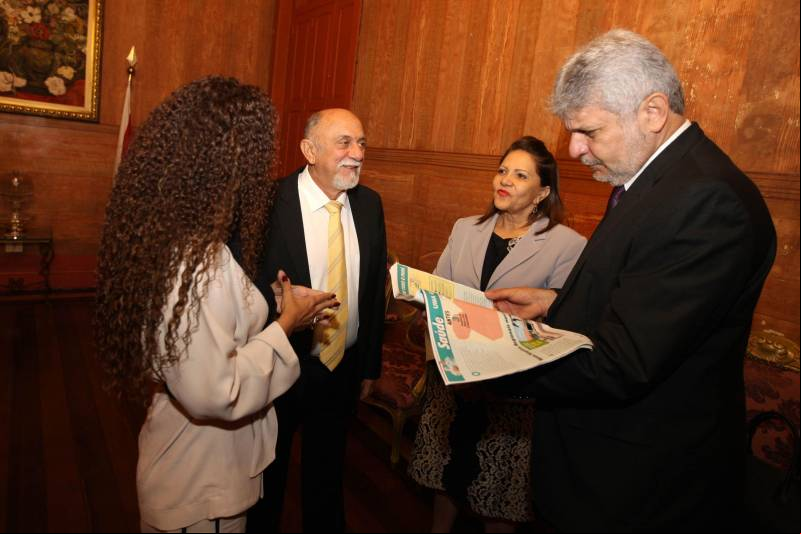 O governador Simão Jatene entregou, na manhã desta terça-feira (6), a "Mensagem Governamental do Pará à Assembleia Legislativa 2018", em sessão especial que abriu os trabalhos da Casa no exercício 2018. A leitura do documento destacou os principais resultados alcançados pelo governo no ano anterior e fez prognósticos de obras e serviços previstos para este ano. Na foto, a presidente do TCE, Lourdes Lima (d), o governador (e), e José Megale, chefe da Casa Civil
FOTO: ANTONIO SILVA / AG. PARÁ
DATA: 06.02.2018
BELÉM - PARÁ <div class='credito_fotos'>Foto: Antônio Silva/Ag. Pará | <a href='/midias/2018/originais/061a29cb-b402-4a43-94ed-027fac3c64db.jpg' ><i class='fa-solid fa-'></i> </a></div>