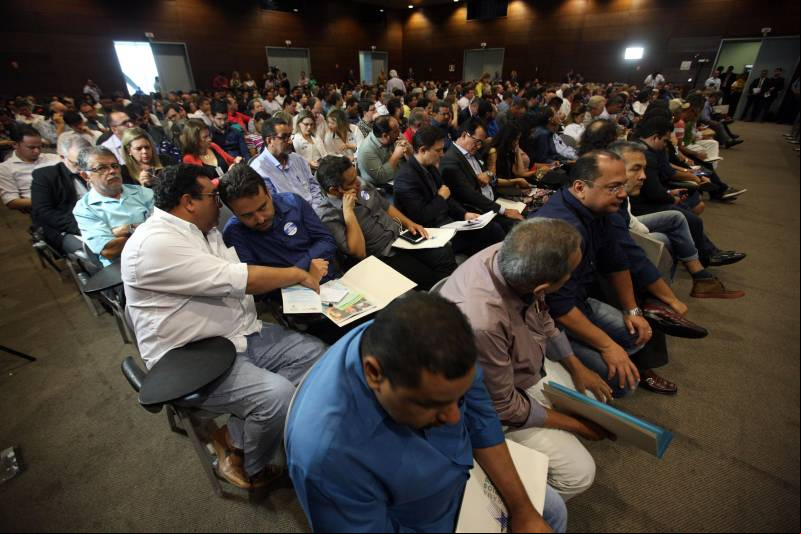 Foi aberta na manhã desta quarta-feira (7) a 3ª Reunião do Fórum Permanente de Prefeitas e Prefeitos dos Municípios Sustentáveis, que terá como tema central a governança compartilhada. O evento reúne gestores e técnicos dos 141 municípios que manifestaram interesse em adotar as diretrizes do programa e trará palestras e painéis com especialistas da área, além dos resultados alcançados com o auxílio do Programa Municípios Sustentáveis (PMS), gerido pela Secretaria Extraordinária de Municípios Sustentáveis (Semsu), principalmente no âmbito da gestão fiscal das prefeituras. A programação se estende até a quinta-feira (8), no Hangar Convenções e Feiras da Amazônia.
FOTO: SIDNEY OLIVEIRA / AG. PARÁ
DATA: 07.02.2018
BELÉM - PARÁ <div class='credito_fotos'>Foto: Sidney Oliveira/Ag. Pará | <a href='/midias/2018/originais/0d19ba33-d0c8-4662-a7f3-7cb40722c4f3.jpg' ><i class='fa-solid fa-'></i> </a></div>