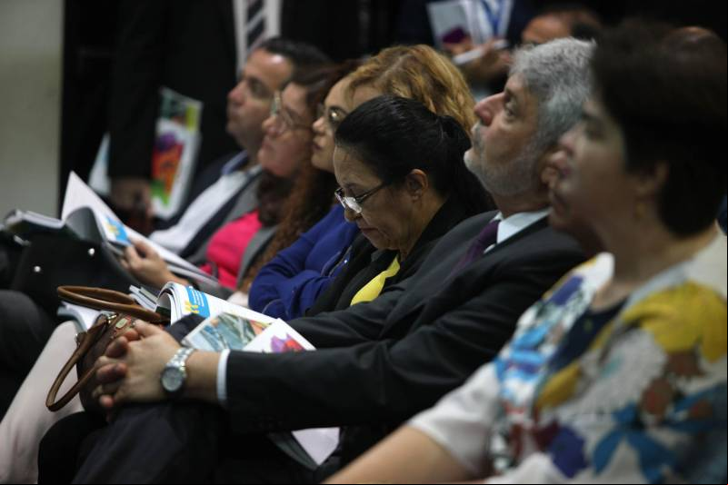 O governador Simão Jatene entregou, na manhã desta terça-feira (6), a "Mensagem Governamental do Pará à Assembleia Legislativa 2018", em sessão especial que abriu os trabalhos da Casa no exercício 2018. A leitura do documento destacou os principais resultados alcançados pelo governo no ano anterior e fez prognósticos de obras e serviços previstos para este ano.
FOTO: ANTONIO SILVA / AG. PARÁ
DATA: 06.02.2018
BELÉM - PARÁ <div class='credito_fotos'>Foto: Antônio Silva/Ag. Pará | <a href='/midias/2018/originais/0d2341c0-925e-4df1-9a4e-1b6f76cea871.jpg' ><i class='fa-solid fa-'></i> </a></div>
