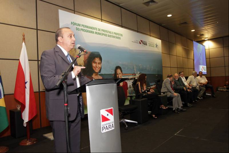 O primeiro dia do Fórum Permanente de Prefeitas e Prefeitos dos Municípios Sustentáveis contou com a participação de 85 prefeitos , 17 vices e 21 secretários municipais dos 141 municípios manifestaram interesse em adotar as diretrizes do programa. Para o governador Simão Jatene, esta grande participação simboliza a união de agentes públicos que colocaram os interesses coletivos acima dos interesses individuais para construir um estado melhor para todos. Com o tema “Gestão Compartilhada”, o evento traz as experiências e os desdobramentos das agendas governamentais que foram planejadas em parceria com as gestões municipais. Através da Secretaria Extraordinária de Municípios Sustentáveis (Semsu) Governo do Pará, por meio da Semsu, investe na capacitação dos municípios para a promoção de uma gestão fiscal eficiente. Para Izabela Jatene, este primeiro dia serviu para sinalizar o quanto os gestores estão preocupados com o equilíbrio da questão fiscal dos municípios e em desenvolver uma governança compartilhada para desenvolver seus municípios. Na foto, o secretário de Saúde, Vítor Matheus.
FOTO: CRISTINO MARTINS / AG. PARÁ
DATA: 07.02.2018
BELÉM - PARÁ <div class='credito_fotos'>Foto: Cristino Martins/Ag. Pará | <a href='/midias/2018/originais/0e0078cf-0e74-4621-9457-aa96ab09b397.jpg' ><i class='fa-solid fa-'></i> </a></div>