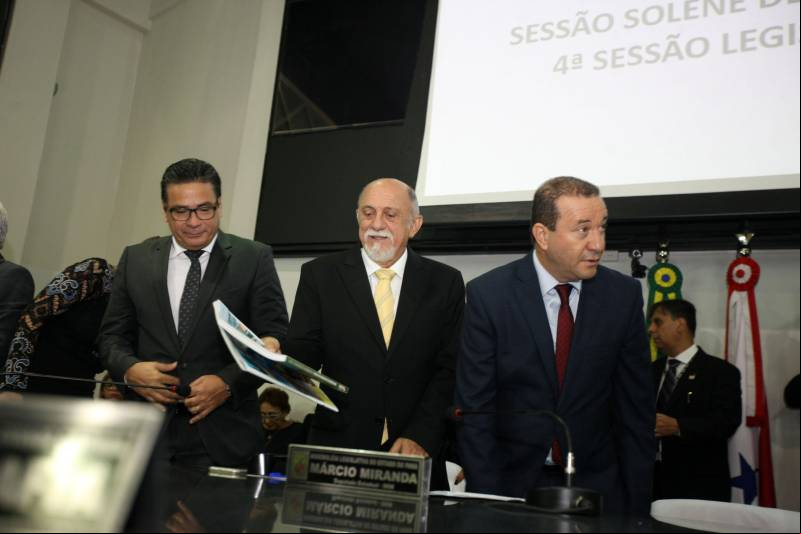 O governador Simão Jatene entregou, na manhã desta terça-feira (6), a "Mensagem Governamental do Pará à Assembleia Legislativa 2018", em sessão especial que abriu os trabalhos da Casa no exercício 2018. A leitura do documento destacou os principais resultados alcançados pelo governo no ano anterior e fez prognósticos de obras e serviços previstos para este ano.
FOTO: ANTONIO SILVA / AG. PARÁ
DATA: 06.02.2018
BELÉM - PARÁ <div class='credito_fotos'>Foto: Antônio Silva/Ag. Pará | <a href='/midias/2018/originais/11810d1b-427a-460a-8992-84c328f9c79b.jpg' ><i class='fa-solid fa-'></i> </a></div>