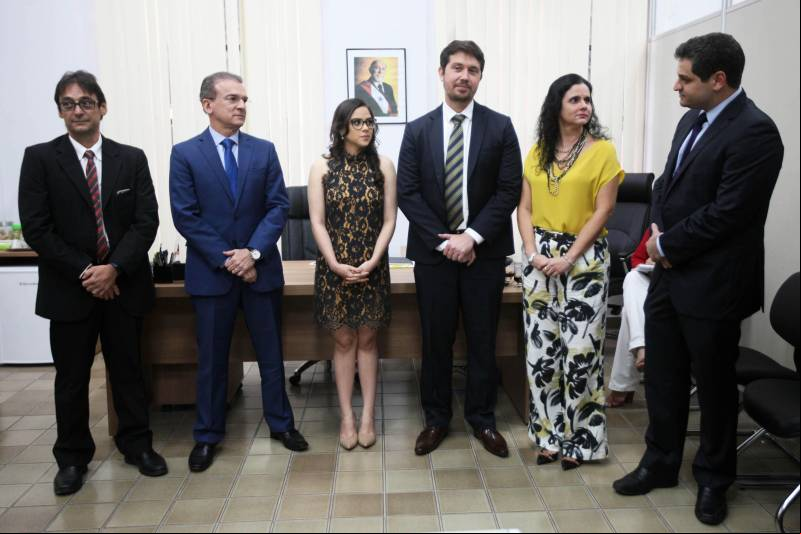 O procurador-geral do Estado do Pará, Ophir Cavalcante Junior, deu posse nesta quinta-feira (1º) à nova procuradora do Estado, Luiza Rosa Mesquita, aprovada no 20º concurso público realizado pela Procuradoria Geral do Estado do Pará (PGE), em 2015. A cerimônia de posse ocorreu no gabinete do titular da PGE, no prédio-sede da instituição, em Belém. Luíza Mesquita, 27 anos, e o procurador-geral do Estado am o termo de posse numa cerimônia que contou com a presença de familiares da nova magistrada, procuradores, servidores da PGE e membros da direção da Associação dos Procuradores do Estado do Pará (Apepa). “Hoje é um dia marcante na minha vida, a realização de um sonho. Tenho plena consciência dos deveres e responsabilidades do cargo que estou assumindo nesta data e tenho muito amor pelo meu Estado, por isso prometo não medir esforços para somar ao máximo possível às atividades da PGE e colaborar da melhor forma nas ações de defesa do Pará e da sociedade paraense e de consultoria jurídica ao governo. É uma honra fazer parte do quadro funcional desta instituição”, frisou a nova procuradora.
FOTO: CARLOS SODRÉ
DATA: 02.02.2018
BELÉM - PARÁ <div class='credito_fotos'>Foto: CARLOS SODRÉ / AG. PARÁ | <a href='/midias/2018/originais/21040cc3-e120-401e-84a3-39d6b52612c9.jpg' ><i class='fa-solid fa-'></i> </a></div>