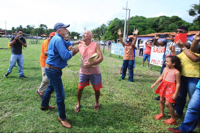 Moradores, comerciantes, militares e políticos da região da Ilha do Marajó comemoraram, nesta quarta-feira (24), junto ao governador Simão Jatene, a entrega do 18º Grupamento Bombeiro Militar, inaugurado hoje no município de Salvaterra. Quarenta e oito militares foram deslocados para o local, sendo 45 praças e três oficiais. O espaço conta com viaturas para atendimento a incêndios, salvamentos, resgates e uma lancha.O Coronel Antônio Zanelli, comandante geral do Corpo de Bombeiros, explicou a escolha do município para receber o grupamento. “Salvaterra foi escolhida estrategicamente para receber este quartel por ser a porta do Marajó. Salvaterra e Soure possuem forte apelo turístico. Antes, nosso tempo-resposta para a população daqui demorava até 1h30 minutos, já que vínhamos de Icoaraci, distrito de Belém. Agora a meta é atender o mais rápido possível os seis municípios da região do Marajó Ocidental”, explicou. Além de Salvaterra e Soure, a corporação atenderá os municípios de Cachoeira do Arari, Santa Cruz do Arari, Ponta de Pedras e Muaná.
FOTO: MÁCIO FERREIRA / AG PARÁ
DATA: 24.01.2018
SALVATERRA - PARÁ <div class='credito_fotos'>Foto: MÁCIO FERREIRA/ AG. PARÁ | <a href='/midias/2018/originais/4c551b10-7379-4106-b492-834f4efa02dd.jpg' ><i class='fa-solid fa-'></i> </a></div>