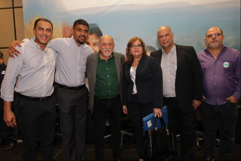 O primeiro dia do Fórum Permanente de Prefeitas e Prefeitos dos Municípios Sustentáveis contou com a participação de 85 prefeitos , 17 vices e 21 secretários municipais dos 141 municípios manifestaram interesse em adotar as diretrizes do programa. Para o governador Simão Jatene, esta grande participação simboliza a união de agentes públicos que colocaram os interesses coletivos acima dos interesses individuais para construir um estado melhor para todos. Com o tema “Gestão Compartilhada”, o evento traz as experiências e os desdobramentos das agendas governamentais que foram planejadas em parceria com as gestões municipais. Através da Secretaria Extraordinária de Municípios Sustentáveis (Semsu) Governo do Pará, por meio da Semsu, investe na capacitação dos municípios para a promoção de uma gestão fiscal eficiente. Para Izabela Jatene, este primeiro dia serviu para sinalizar o quanto os gestores estão preocupados com o equilíbrio da questão fiscal dos municípios e em desenvolver uma governança compartilhada para desenvolver seus municípios.
FOTO: CRISTINO MARTINS / AG. PARÁ
DATA: 07.02.2018
BELÉM - PARÁ <div class='credito_fotos'>Foto: Cristino Martins/Ag. Pará | <a href='/midias/2018/originais/524e08d3-bfa9-40ea-88f7-9c0b657c07f3.jpg' ><i class='fa-solid fa-'></i> </a></div>