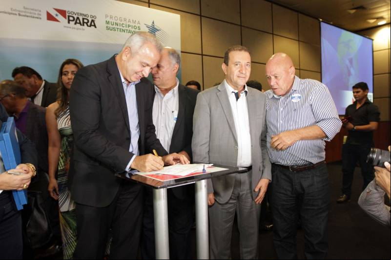 O primeiro dia do Fórum Permanente de Prefeitas e Prefeitos dos Municípios Sustentáveis contou com a participação de 85 prefeitos , 17 vices e 21 secretários municipais dos 141 municípios manifestaram interesse em adotar as diretrizes do programa. Para o governador Simão Jatene, esta grande participação simboliza a união de agentes públicos que colocaram os interesses coletivos acima dos interesses individuais para construir um estado melhor para todos. Com o tema “Gestão Compartilhada”, o evento traz as experiências e os desdobramentos das agendas governamentais que foram planejadas em parceria com as gestões municipais. Através da Secretaria Extraordinária de Municípios Sustentáveis (Semsu) Governo do Pará, por meio da Semsu, investe na capacitação dos municípios para a promoção de uma gestão fiscal eficiente. Para Izabela Jatene, este primeiro dia serviu para sinalizar o quanto os gestores estão preocupados com o equilíbrio da questão fiscal dos municípios e em desenvolver uma governança compartilhada para desenvolver seus municípios.
FOTO: CRISTINO MARTINS / AG. PARÁ
DATA: 07.02.2018
BELÉM - PARÁ <div class='credito_fotos'>Foto: Cristino Martins/Ag. Pará | <a href='/midias/2018/originais/6370379a-548b-4f34-820f-d191eeff276a.jpg' ><i class='fa-solid fa-'></i> </a></div>