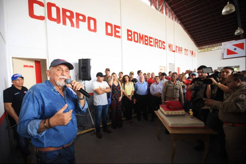 Moradores, comerciantes, militares e políticos da região da Ilha do Marajó comemoraram, nesta quarta-feira (24), junto ao governador Simão Jatene, a entrega do 18º Grupamento Bombeiro Militar, inaugurado hoje no município de Salvaterra. Quarenta e oito militares foram deslocados para o local, sendo 45 praças e três oficiais. O espaço conta com viaturas para atendimento a incêndios, salvamentos, resgates e uma lancha.O Coronel Antônio Zanelli, comandante geral do Corpo de Bombeiros, explicou a escolha do município para receber o grupamento. “Salvaterra foi escolhida estrategicamente para receber este quartel por ser a porta do Marajó. Salvaterra e Soure possuem forte apelo turístico. Antes, nosso tempo-resposta para a população daqui demorava até 1h30 minutos, já que vínhamos de Icoaraci, distrito de Belém. Agora a meta é atender o mais rápido possível os seis municípios da região do Marajó Ocidental”, explicou. Além de Salvaterra e Soure, a corporação atenderá os municípios de Cachoeira do Arari, Santa Cruz do Arari, Ponta de Pedras e Muaná.
FOTO: MÁCIO FERREIRA / AG PARÁ
DATA: 24.01.2018
SALVATERRA - PARÁ <div class='credito_fotos'>Foto: MÁCIO FERREIRA/ AG. PARÁ | <a href='/midias/2018/originais/662b8f43-8371-4916-96c7-7ccdfe1154ee.jpg' ><i class='fa-solid fa-'></i> </a></div>