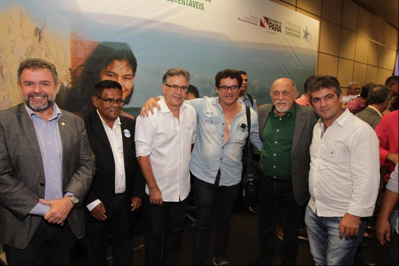 O primeiro dia do Fórum Permanente de Prefeitas e Prefeitos dos Municípios Sustentáveis contou com a participação de 85 prefeitos , 17 vices e 21 secretários municipais dos 141 municípios manifestaram interesse em adotar as diretrizes do programa. Para o governador Simão Jatene, esta grande participação simboliza a união de agentes públicos que colocaram os interesses coletivos acima dos interesses individuais para construir um estado melhor para todos. Com o tema “Gestão Compartilhada”, o evento traz as experiências e os desdobramentos das agendas governamentais que foram planejadas em parceria com as gestões municipais. Através da Secretaria Extraordinária de Municípios Sustentáveis (Semsu) Governo do Pará, por meio da Semsu, investe na capacitação dos municípios para a promoção de uma gestão fiscal eficiente. Para Izabela Jatene, este primeiro dia serviu para sinalizar o quanto os gestores estão preocupados com o equilíbrio da questão fiscal dos municípios e em desenvolver uma governança compartilhada para desenvolver seus municípios.
FOTO: CRISTINO MARTINS / AG. PARÁ
DATA: 07.02.2018
BELÉM - PARÁ <div class='credito_fotos'>Foto: Cristino Martins/Ag. Pará | <a href='/midias/2018/originais/6bc8dfea-df33-4ed7-830f-425c012970fe.jpg' ><i class='fa-solid fa-'></i> </a></div>