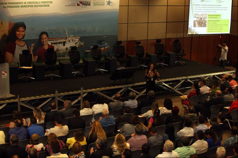 Foi aberta na manhã desta quarta-feira (7) a 3ª Reunião do Fórum Permanente de Prefeitas e Prefeitos dos Municípios Sustentáveis, que terá como tema central a governança compartilhada. O evento reúne gestores e técnicos dos 141 municípios que manifestaram interesse em adotar as diretrizes do programa e trará palestras e painéis com especialistas da área, além dos resultados alcançados com o auxílio do Programa Municípios Sustentáveis (PMS), gerido pela Secretaria Extraordinária de Municípios Sustentáveis (Semsu), principalmente no âmbito da gestão fiscal das prefeituras. A programação se estende até a quinta-feira (8), no Hangar Convenções e Feiras da Amazônia. Na foto, secretária de Municípios Sustentáveis, Izabela Jatene.
FOTO: SIDNEY OLIVEIRA / AG. PARÁ
DATA: 07.02.2018
BELÉM - PARÁ <div class='credito_fotos'>Foto: Sidney Oliveira/Ag. Pará | <a href='/midias/2018/originais/78b81fe0-cbc8-4f81-bb03-444d71d42d80.jpg' ><i class='fa-solid fa-'></i> </a></div>