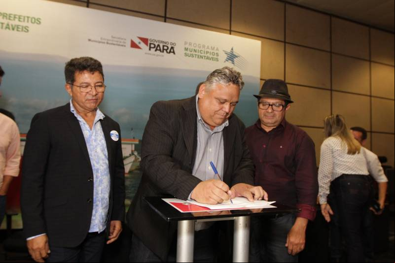 O primeiro dia do Fórum Permanente de Prefeitas e Prefeitos dos Municípios Sustentáveis contou com a participação de 85 prefeitos , 17 vices e 21 secretários municipais dos 141 municípios manifestaram interesse em adotar as diretrizes do programa. Para o governador Simão Jatene, esta grande participação simboliza a união de agentes públicos que colocaram os interesses coletivos acima dos interesses individuais para construir um estado melhor para todos. Com o tema “Gestão Compartilhada”, o evento traz as experiências e os desdobramentos das agendas governamentais que foram planejadas em parceria com as gestões municipais. Através da Secretaria Extraordinária de Municípios Sustentáveis (Semsu) Governo do Pará, por meio da Semsu, investe na capacitação dos municípios para a promoção de uma gestão fiscal eficiente. Para Izabela Jatene, este primeiro dia serviu para sinalizar o quanto os gestores estão preocupados com o equilíbrio da questão fiscal dos municípios e em desenvolver uma governança compartilhada para desenvolver seus municípios.
FOTO: CRISTINO MARTINS / AG. PARÁ
DATA: 07.02.2018
BELÉM - PARÁ <div class='credito_fotos'>Foto: Cristino Martins/Ag. Pará | <a href='/midias/2018/originais/850b8a01-762a-491c-994b-2dbbcb5d0344.jpg' ><i class='fa-solid fa-'></i> </a></div>