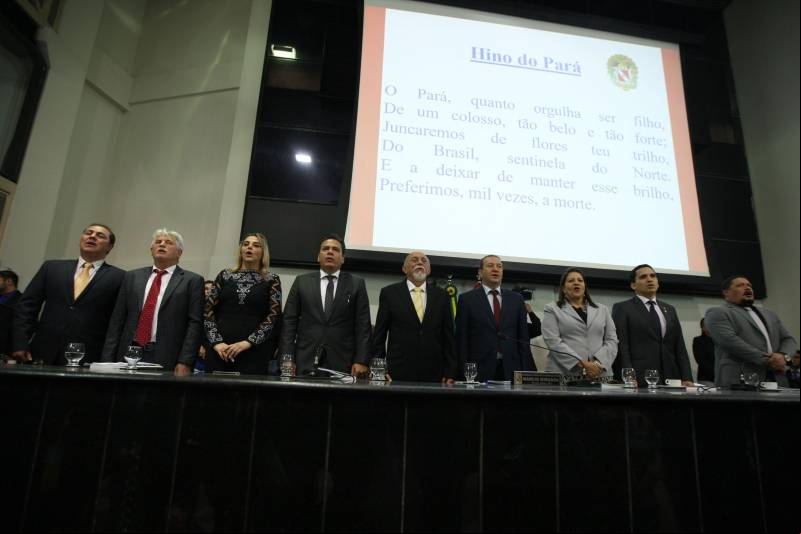O governador Simão Jatene entregou, na manhã desta terça-feira (6), a "Mensagem Governamental do Pará à Assembleia Legislativa 2018", em sessão especial que abriu os trabalhos da Casa no exercício 2018. A leitura do documento destacou os principais resultados alcançados pelo governo no ano anterior e fez prognósticos de obras e serviços previstos para este ano.
FOTO: ANTONIO SILVA / AG. PARÁ
DATA: 06.02.2018
BELÉM - PARÁ <div class='credito_fotos'>Foto: Antônio Silva/Ag. Pará | <a href='/midias/2018/originais/86091057-90ac-4825-a58d-a9313a056bf2.jpg' ><i class='fa-solid fa-'></i> </a></div>