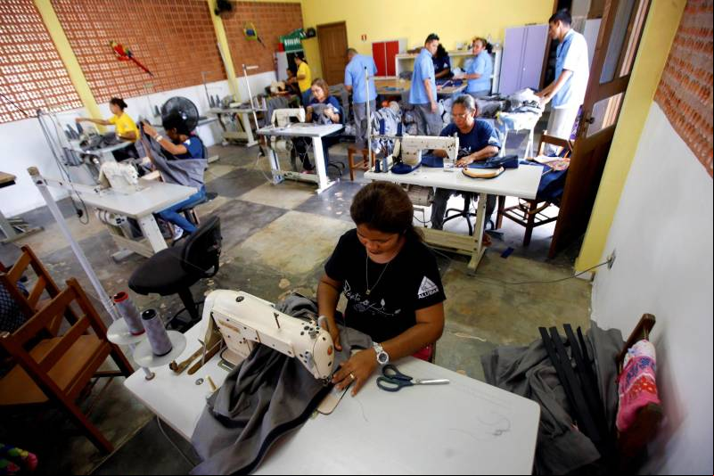 O ano ado foi marcado por uma crise econômica que afetou a empregabilidade e o número de postos de trabalhos criados em todo o país. No entanto, a indústria paraense fechou 2017 com saldos positivos em geração de emprego neste setor da economia. Dados divulgados nesta quinta-feira (11), pelo Departamento Interestadual de Estatísticas e Estudos Socioeconômicos no Pará (Dieese-PA), por meio de pesquisa realizada com números oficiais do Cadastro Geral de Empregados e Desempregados do Ministério do Trabalho, apontam geração de 1.276 postos de trabalho no setor durante 11 meses de 2017. Entre os estados da região Norte, o Pará foi o segundo que mais gerou empregos na indústria (foto), na frente de Amazonas, Amapá, Roraima, Tocantins e Acre. No Amazonas, foram 28.326 itidos contra 27.964 desligados, saldo positivo de 362 vagas de emprego. Já os demais estados registraram números ainda menores de contratações. No Acre, foram 199, no Amapá 129, em Roraima 81 e no Tocantins 60 novos postos de trabalho.
FOTO: RODOLFO OLIVEIRA / ARQUIVO AG. PARÁ
DATA: 27.04.2016
<div class='credito_fotos'>Foto: Rodolfo Oliveira/Ag. Pará | <a href='/midias/2018/originais/8bfbf3b5-d8f4-4764-a675-5f8ddc5dbe08.jpg' ><i class='fa-solid fa-'></i> </a></div>