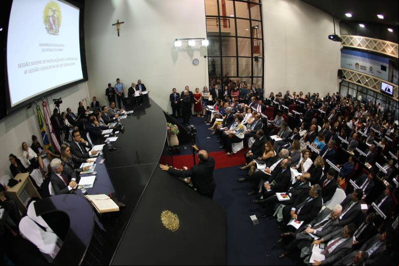 O governador Simão Jatene entregou, na manhã desta terça-feira (6), a "Mensagem Governamental do Pará à Assembleia Legislativa 2018", em sessão especial que abriu os trabalhos da Casa no exercício 2018. A leitura do documento destacou os principais resultados alcançados pelo governo no ano anterior e fez prognósticos de obras e serviços previstos para este ano.
FOTO: ANTONIO SILVA / AG. PARÁ
DATA: 06.02.2018
BELÉM - PARÁ <div class='credito_fotos'>Foto: Antônio Silva/Ag. Pará | <a href='/midias/2018/originais/9a33617b-5bc1-496e-b588-47a5c0bf9ecc.jpg' ><i class='fa-solid fa-'></i> </a></div>