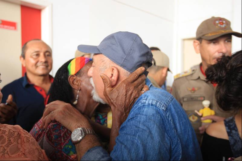 Moradores, comerciantes, militares e políticos da região da Ilha do Marajó comemoraram, nesta quarta-feira (24), junto ao governador Simão Jatene, a entrega do 18º Grupamento Bombeiro Militar, inaugurado hoje no município de Salvaterra. Quarenta e oito militares foram deslocados para o local, sendo 45 praças e três oficiais. O espaço conta com viaturas para atendimento a incêndios, salvamentos, resgates e uma lancha.O Coronel Antônio Zanelli, comandante geral do Corpo de Bombeiros, explicou a escolha do município para receber o grupamento. “Salvaterra foi escolhida estrategicamente para receber este quartel por ser a porta do Marajó. Salvaterra e Soure possuem forte apelo turístico. Antes, nosso tempo-resposta para a população daqui demorava até 1h30 minutos, já que vínhamos de Icoaraci, distrito de Belém. Agora a meta é atender o mais rápido possível os seis municípios da região do Marajó Ocidental”, explicou. Além de Salvaterra e Soure, a corporação atenderá os municípios de Cachoeira do Arari, Santa Cruz do Arari, Ponta de Pedras e Muaná.
FOTO: MÁCIO FERREIRA / AG PARÁ
DATA: 24.01.2018
SALVATERRA - PARÁ <div class='credito_fotos'>Foto: MÁCIO FERREIRA/ AG. PARÁ | <a href='/midias/2018/originais/a43e282e-7ecd-466e-ba1c-a01b9f043f34.jpg' ><i class='fa-solid fa-'></i> </a></div>