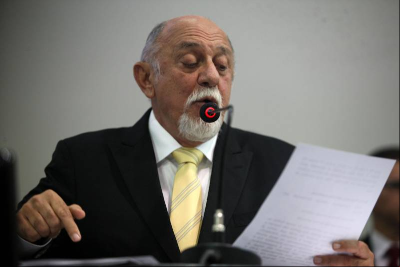 O governador Simão Jatene (foto) entregou, na manhã desta terça-feira (6), a "Mensagem Governamental do Pará à Assembleia Legislativa 2018", em sessão especial que abriu os trabalhos da Casa no exercício 2018. A leitura do documento destacou os principais resultados alcançados pelo governo no ano anterior e fez prognósticos de obras e serviços previstos para este ano.
FOTO: ANTONIO SILVA / AG. PARÁ
DATA: 06.02.2018
BELÉM - PARÁ <div class='credito_fotos'>Foto: Antônio Silva/Ag. Pará | <a href='/midias/2018/originais/dfb235f1-0c97-4410-b505-ecd5db2325b8.jpg' ><i class='fa-solid fa-'></i> </a></div>