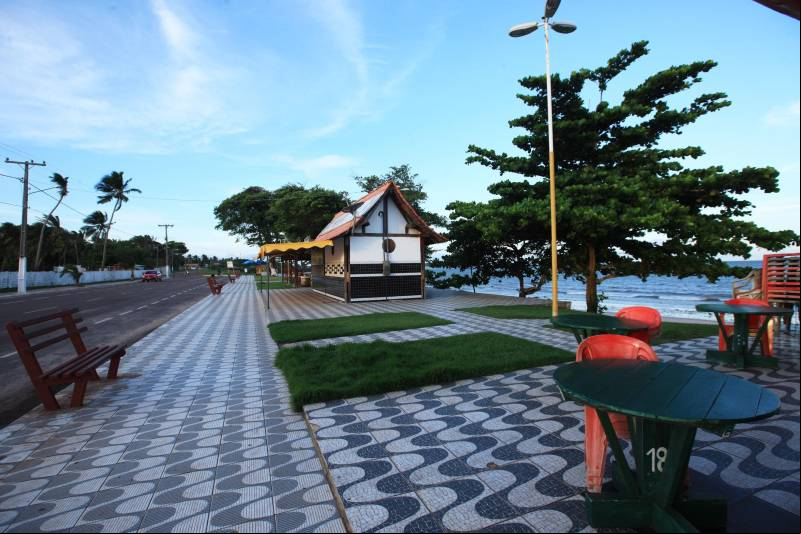 Moradores, comerciantes, militares e políticos da região da Ilha do Marajó comemoraram, nesta quarta-feira (24), junto ao governador Simão Jatene, a entrega do 18º Grupamento Bombeiro Militar, inaugurado hoje no município de Salvaterra. Quarenta e oito militares foram deslocados para o local, sendo 45 praças e três oficiais. O espaço conta com viaturas para atendimento a incêndios, salvamentos, resgates e uma lancha.O Coronel Antônio Zanelli, comandante geral do Corpo de Bombeiros, explicou a escolha do município para receber o grupamento. “Salvaterra foi escolhida estrategicamente para receber este quartel por ser a porta do Marajó. Salvaterra e Soure possuem forte apelo turístico. Antes, nosso tempo-resposta para a população daqui demorava até 1h30 minutos, já que vínhamos de Icoaraci, distrito de Belém. Agora a meta é atender o mais rápido possível os seis municípios da região do Marajó Ocidental”, explicou. Além de Salvaterra e Soure, a corporação atenderá os municípios de Cachoeira do Arari, Santa Cruz do Arari, Ponta de Pedras e Muaná.
FOTO: MÁCIO FERREIRA / AG PARÁ
DATA: 24.01.2018
SALVATERRA - PARÁ <div class='credito_fotos'>Foto: MÁCIO FERREIRA/ AG. PARÁ | <a href='/midias/2018/originais/e5fe1904-074b-4294-a1ca-73fd7f3a3578.jpg' ><i class='fa-solid fa-'></i> </a></div>