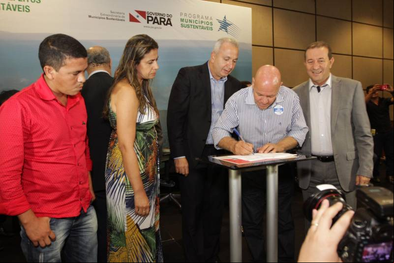 O primeiro dia do Fórum Permanente de Prefeitas e Prefeitos dos Municípios Sustentáveis contou com a participação de 85 prefeitos , 17 vices e 21 secretários municipais dos 141 municípios manifestaram interesse em adotar as diretrizes do programa. Para o governador Simão Jatene, esta grande participação simboliza a união de agentes públicos que colocaram os interesses coletivos acima dos interesses individuais para construir um estado melhor para todos. Com o tema “Gestão Compartilhada”, o evento traz as experiências e os desdobramentos das agendas governamentais que foram planejadas em parceria com as gestões municipais. Através da Secretaria Extraordinária de Municípios Sustentáveis (Semsu) Governo do Pará, por meio da Semsu, investe na capacitação dos municípios para a promoção de uma gestão fiscal eficiente. Para Izabela Jatene, este primeiro dia serviu para sinalizar o quanto os gestores estão preocupados com o equilíbrio da questão fiscal dos municípios e em desenvolver uma governança compartilhada para desenvolver seus municípios.
FOTO: CRISTINO MARTINS / AG. PARÁ
DATA: 07.02.2018
BELÉM - PARÁ <div class='credito_fotos'>Foto: Cristino Martins/Ag. Pará | <a href='/midias/2018/originais/ed5d1404-b58f-432b-ba29-d464d3dfe061.jpg' ><i class='fa-solid fa-'></i> </a></div>