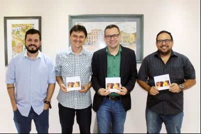 notícia: Imprensa Oficial do Estado faz entrega do livro 'Carimbó' ao Iphan
