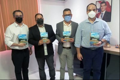 notícia: Ioepa faz a entrega de livro em homenagem a Georgenor de Souza Franco Filho