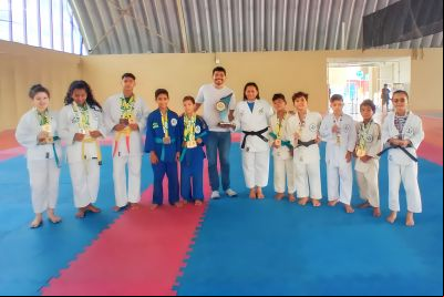 notícia: Alunos da UsiPaz de Ananindeua conquistam ouro e trazem troféu do Circuito Paraense de Judô