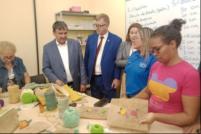 notícia: Sedeme promove cursos de artesanato em juta nas UsiPaz Cabanagem e Jurunas/ Condor